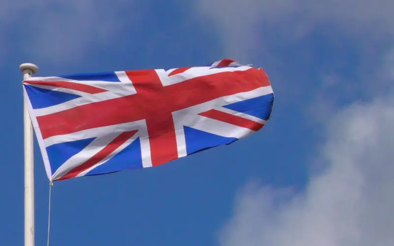 drapeau britannique flottant au vent sur fond de ciel bleu