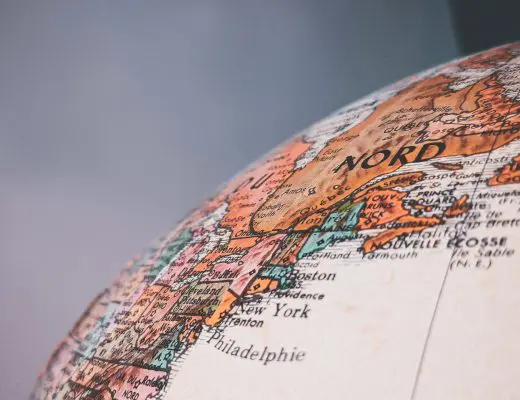 globe terrestre montrant la côte nord-est américaine avec Boston et New York visibles
