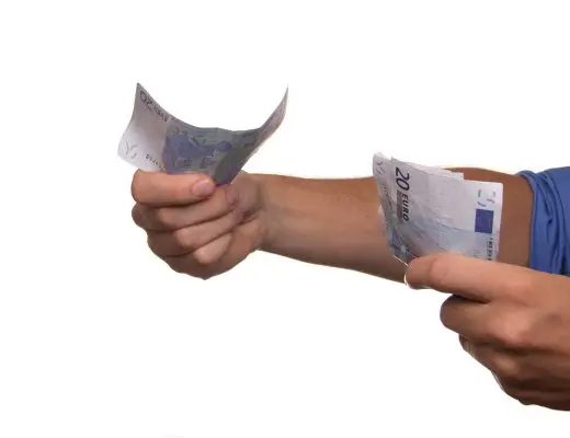 main tenant des billets d'euros, symbole du financement et des investissements financiers