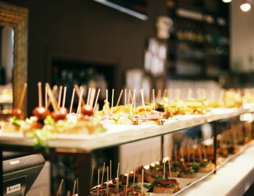 plateau de catering professionnel avec amuse-bouches et brochettes en buffet
