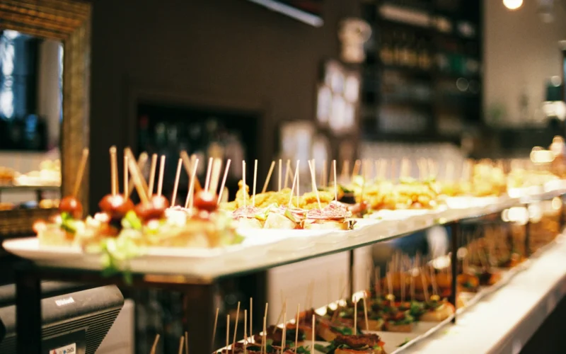 plateau de catering professionnel avec amuse-bouches et brochettes en buffet