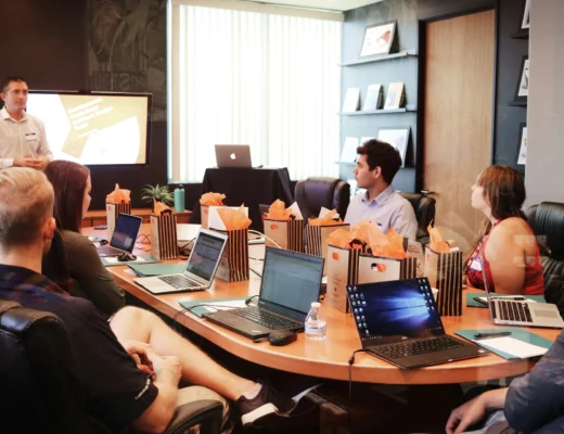 formation detailing : réunion de groupe autour d'une table avec ordinateurs portables