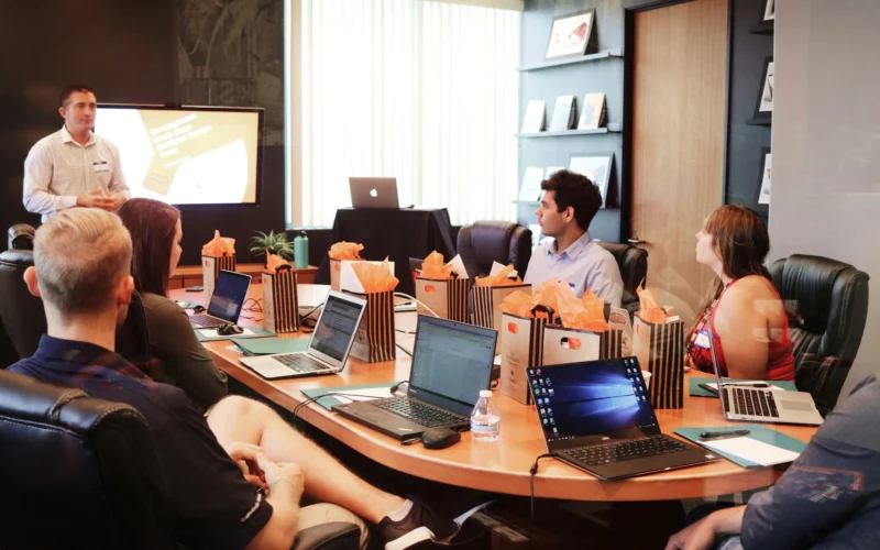 formation detailing : réunion de groupe autour d'une table avec ordinateurs portables